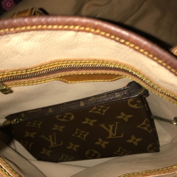 Louis Vuitton - Picture 3 of 5